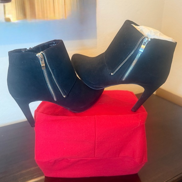 Madeline NWOT Black Ankle Booties inside zipper outside decorative zipper SZ 7.5 - Picture 4 of 9